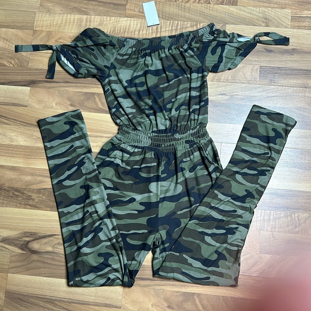 NWT Derek Heart Camo Jumpsuit Romper, Size S